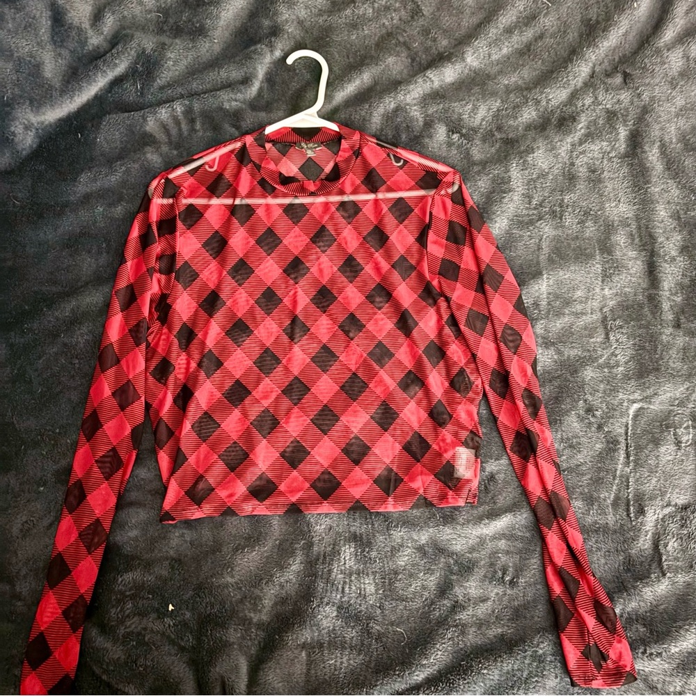 Junior’s crop top, long sleeves, black and red